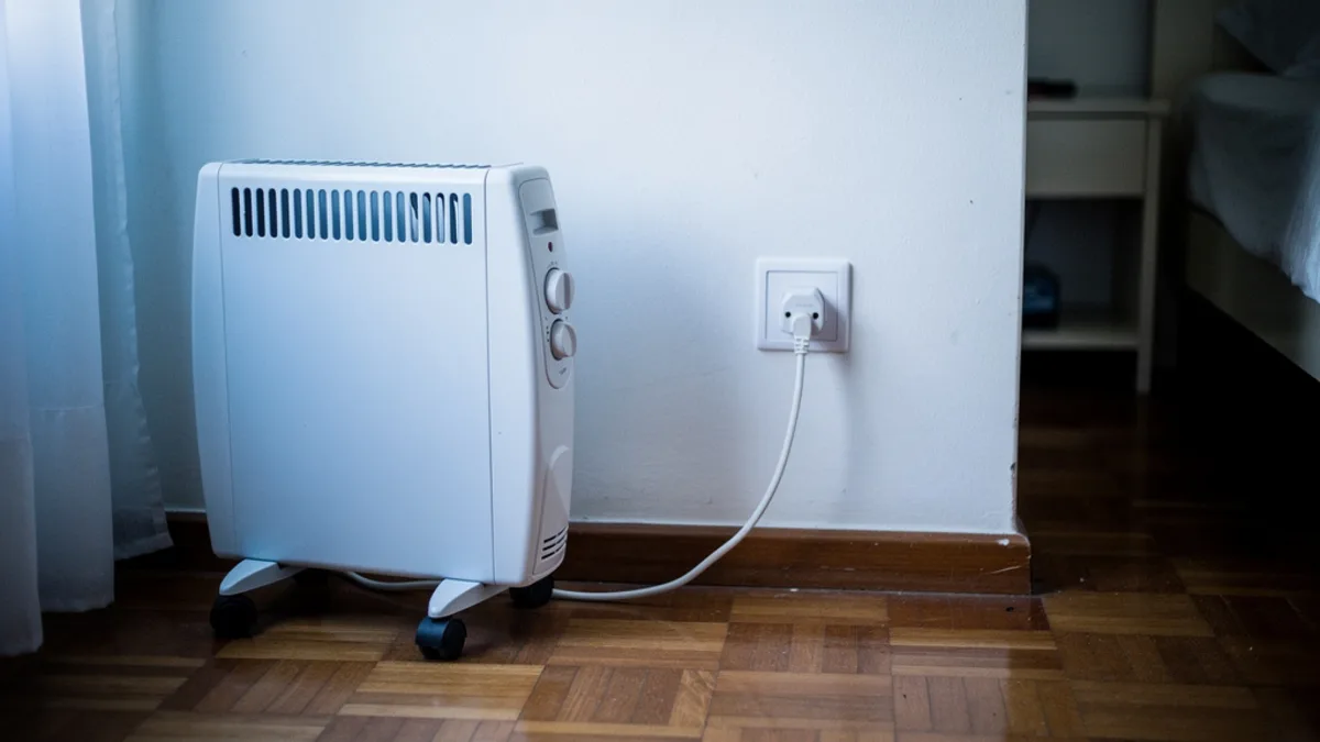 Estufa eléctrica tipo convector enchufada directo a un tomacorriente de pared, sin zapatilla ni alargue