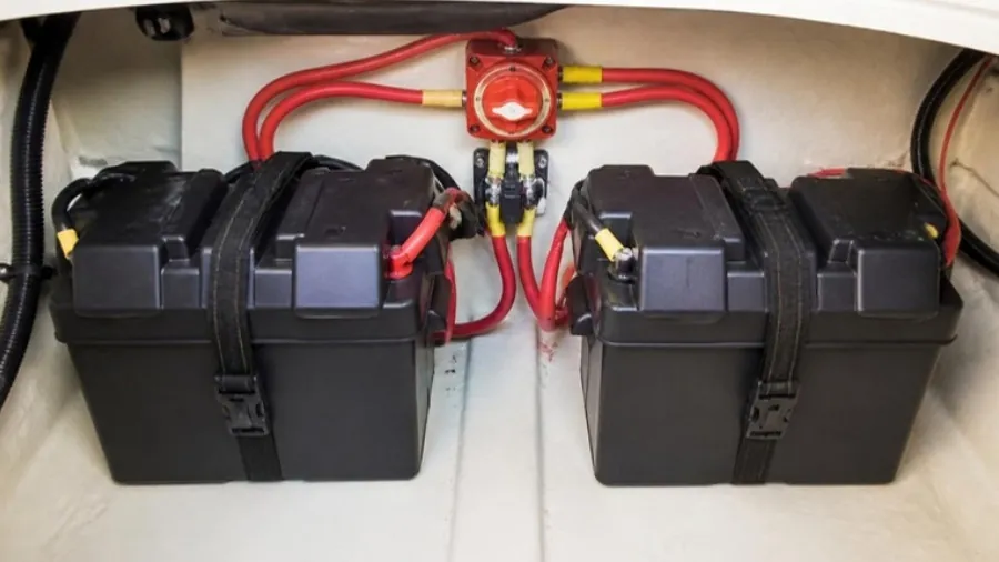 Dos baterías náuticas fijadas en caja con interruptor general y fusible cerca del borne
