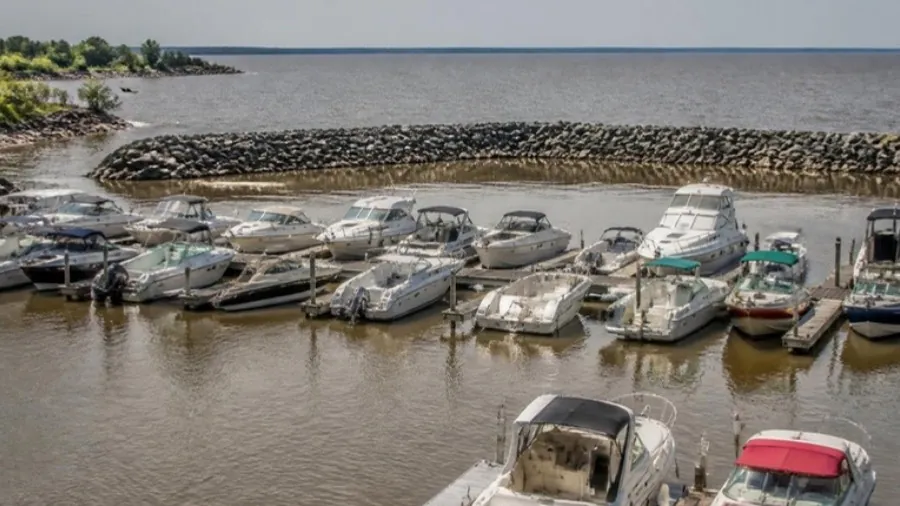 Lanchas y cruceros amarrados en el Puerto de Olivos